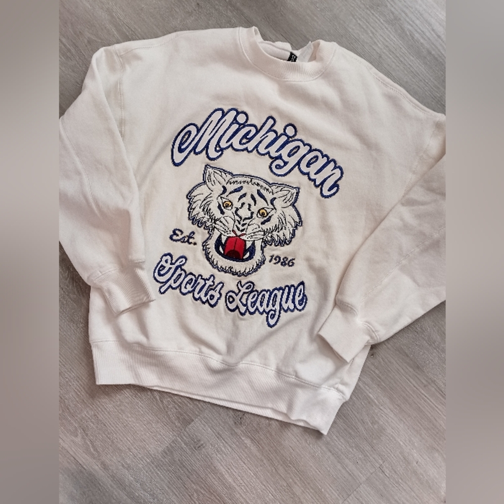 H&M White Crewneck Sweatshirt with Embroidered Tiger Graphic